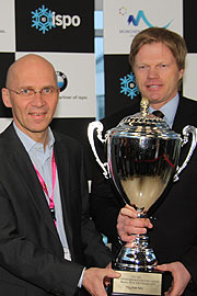 Messechef Klaus Dittrich überreicht Oliver Kahn am 07.02.2010 den ispo Pokal 2010 (Foto: Martin Schmitz)